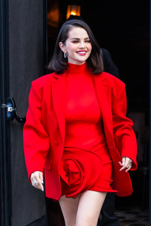 Черный с синевой и "тыквенный": названы самые модные цвета волос 2025-2025 годов