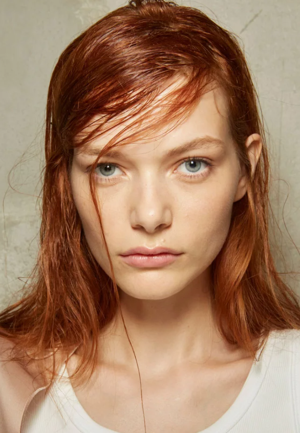 Черный с синевой и "тыквенный": названы самые модные цвета волос 2025-2025 годов