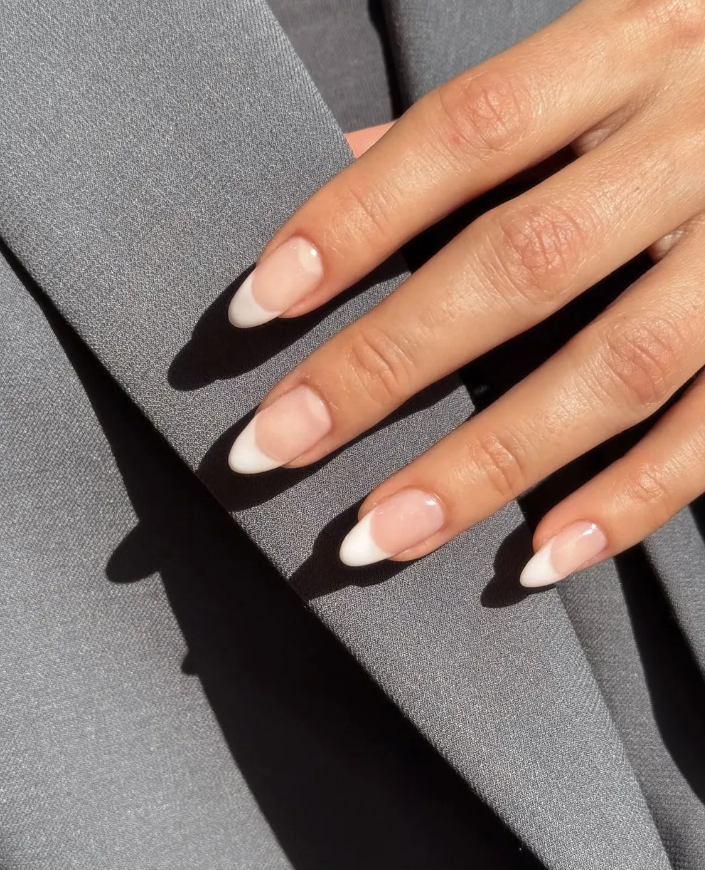 "Дорогий" осінній манікюр: 8 дизайнів френчу, які захочеться повторити