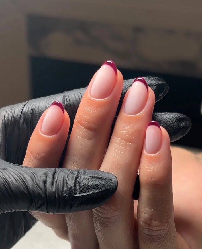 "Дорогий" осінній манікюр: 8 дизайнів френчу, які захочеться повторити