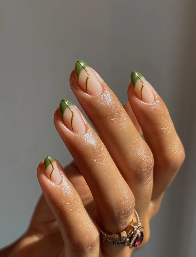 "Дорогий" осінній манікюр: 8 дизайнів френчу, які захочеться повторити