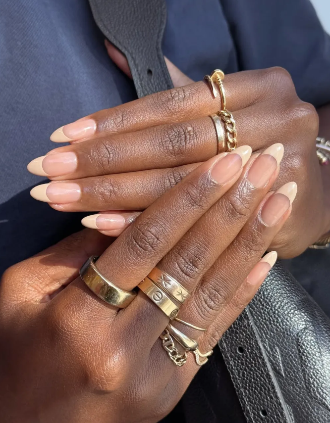 "Дорогий" осінній манікюр: 8 дизайнів френчу, які захочеться повторити