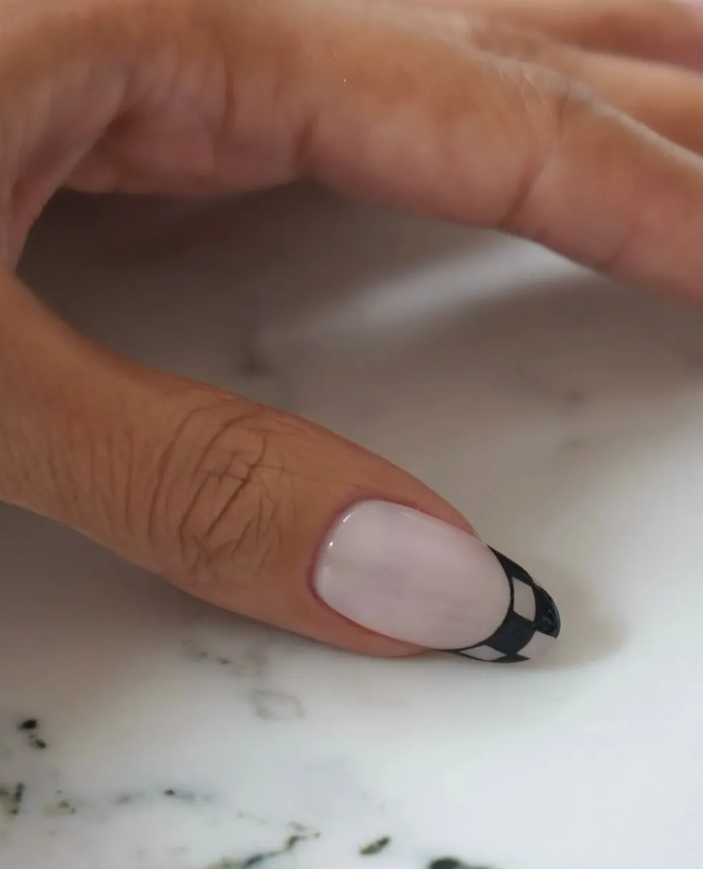 "Дорогий" осінній манікюр: 8 дизайнів френчу, які захочеться повторити