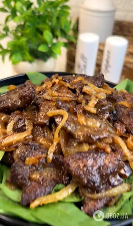 Ніжна печінка з карамелізованою цибулею на сковорідці: як приготувати