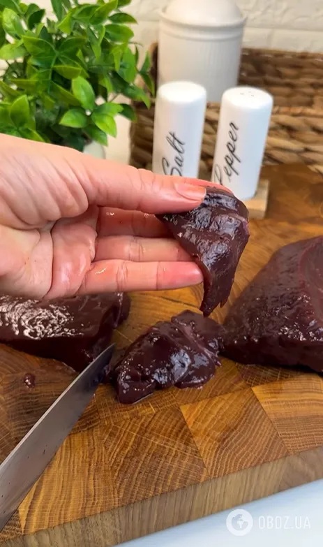 Ніжна печінка з карамелізованою цибулею на сковорідці: як приготувати