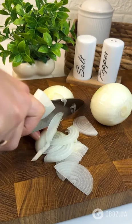 Ніжна печінка з карамелізованою цибулею на сковорідці: як приготувати