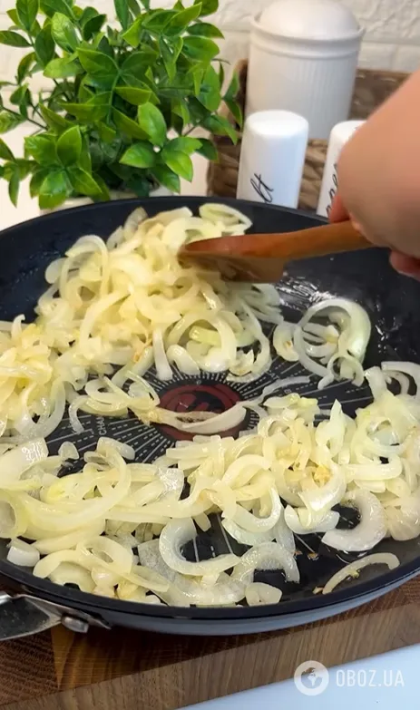 Ніжна печінка з карамелізованою цибулею на сковорідці: як приготувати