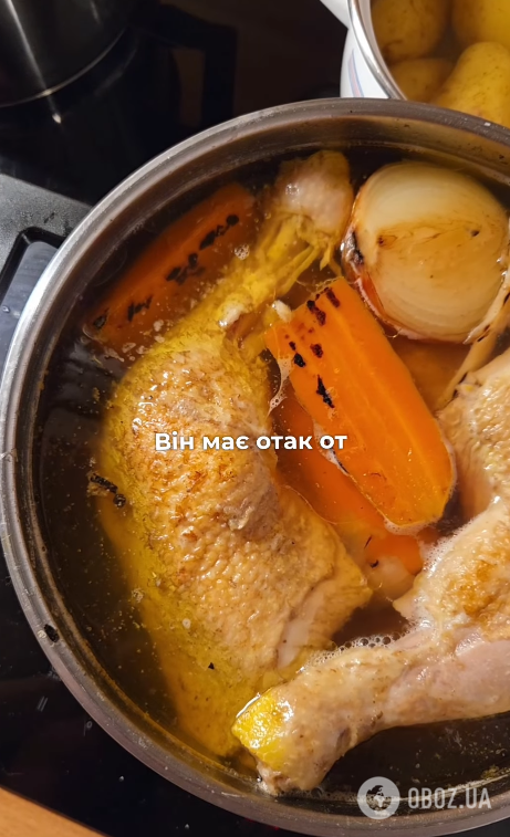 Якою водою заливати мʼясо на бульйон,  щоб він не був мутним: важливий нюанс