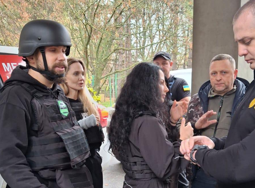 Анджелина Джоли посетила Украину тайно и пересекла границу пешком – Politico