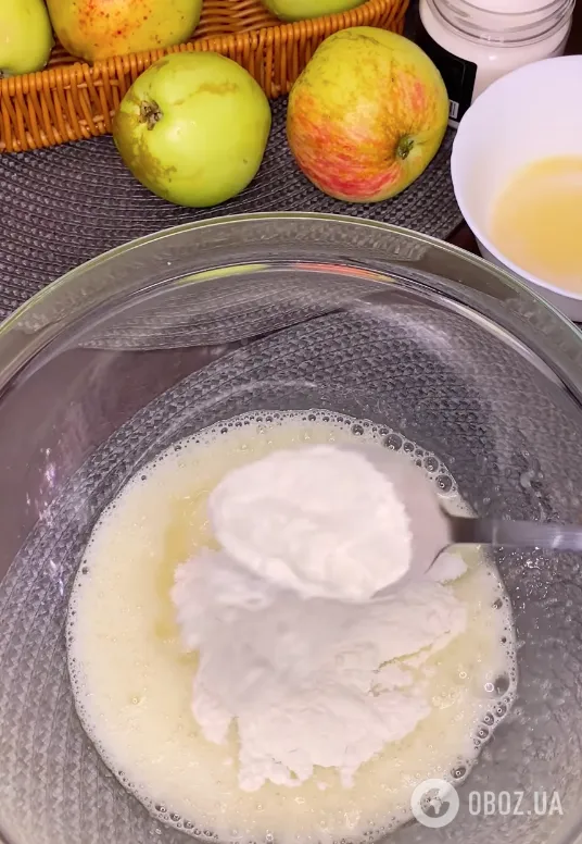 Яблучний пиріг "Невидимка", який на 90% складається з яблук: рецепт легкого осіннього десерту