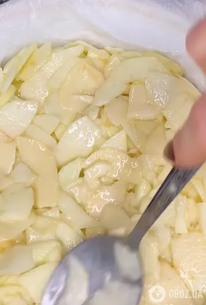 Яблучний пиріг "Невидимка", який на 90% складається з яблук: рецепт легкого осіннього десерту