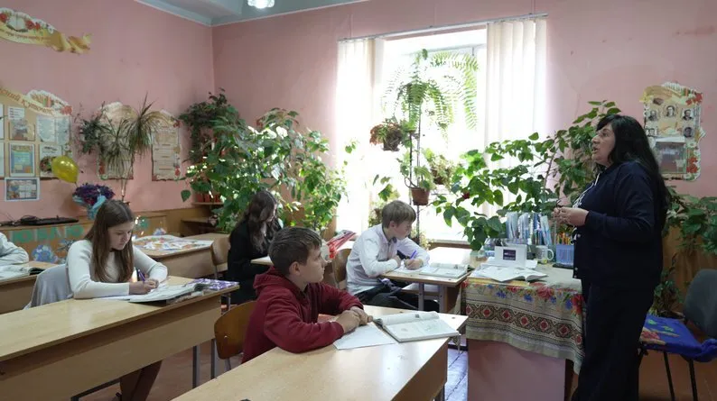 На Буковині знайшли школу, де в 4 класі навчається всього одна дитина. Фото, відео