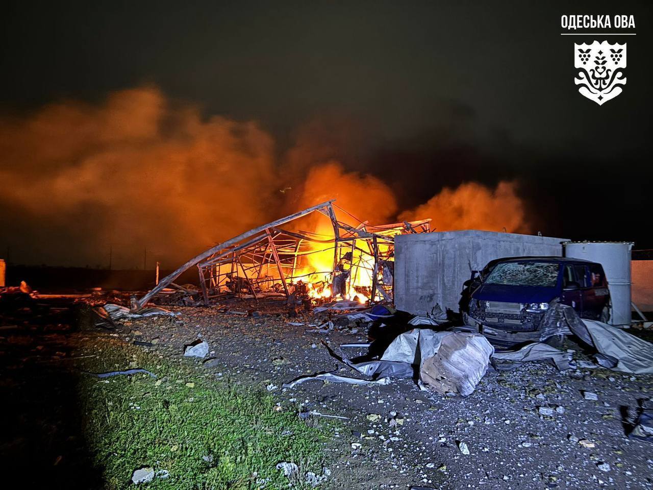 Оккупанты атаковали Одесскую область: есть попадания по объектам энергетики, повреждены склады. Фото и видео