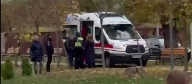 В Киеве подросток выпал из окна школы: парня госпитализировали. Подробности и фото