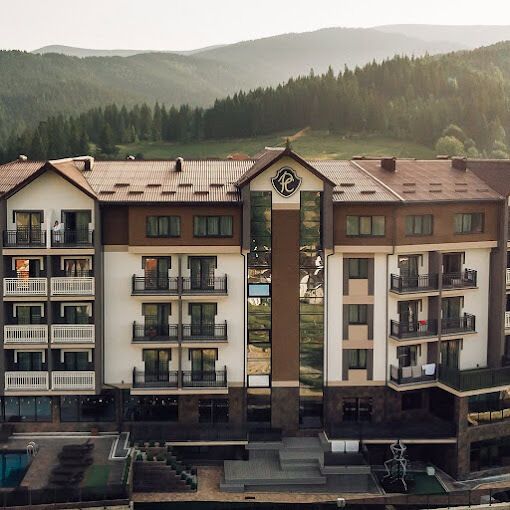 В Буковеле горел отель: из здания эвакуировали 70 человек. Фото и видео