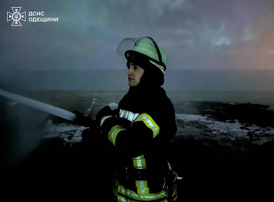 Оккупанты атаковали Одесскую область: есть попадания по объектам энергетики, повреждены склады. Фото и видео