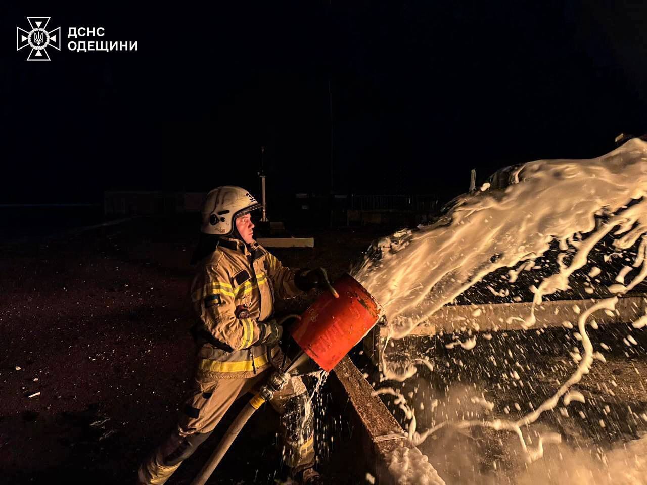 Оккупанты атаковали Одесскую область: есть попадания по объектам энергетики, повреждены склады. Фото и видео