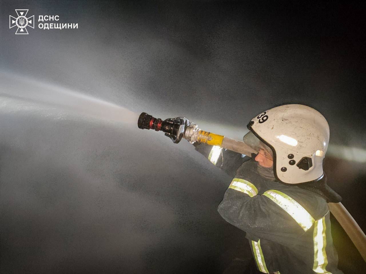 Оккупанты атаковали Одесскую область: есть попадания по объектам энергетики, повреждены склады. Фото и видео