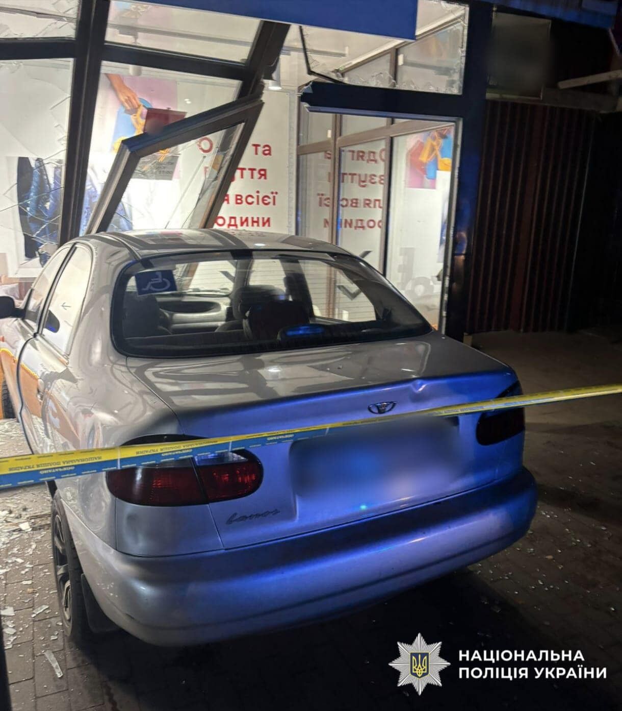 На Киевщине пьяный водитель легковушки на скорости въехал в магазин. Подробности и фото