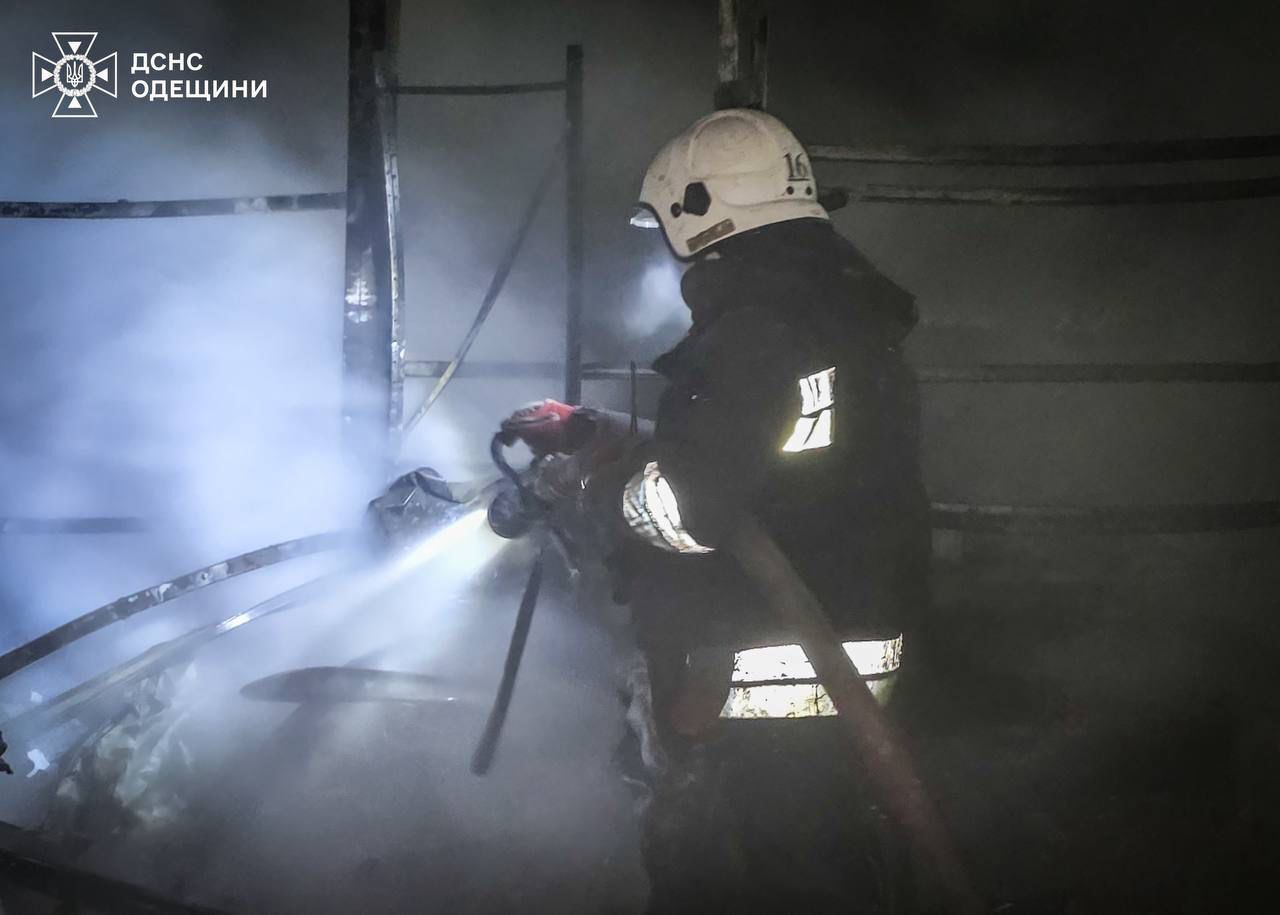 Оккупанты атаковали Одесскую область: есть попадания по объектам энергетики, повреждены склады. Фото и видео