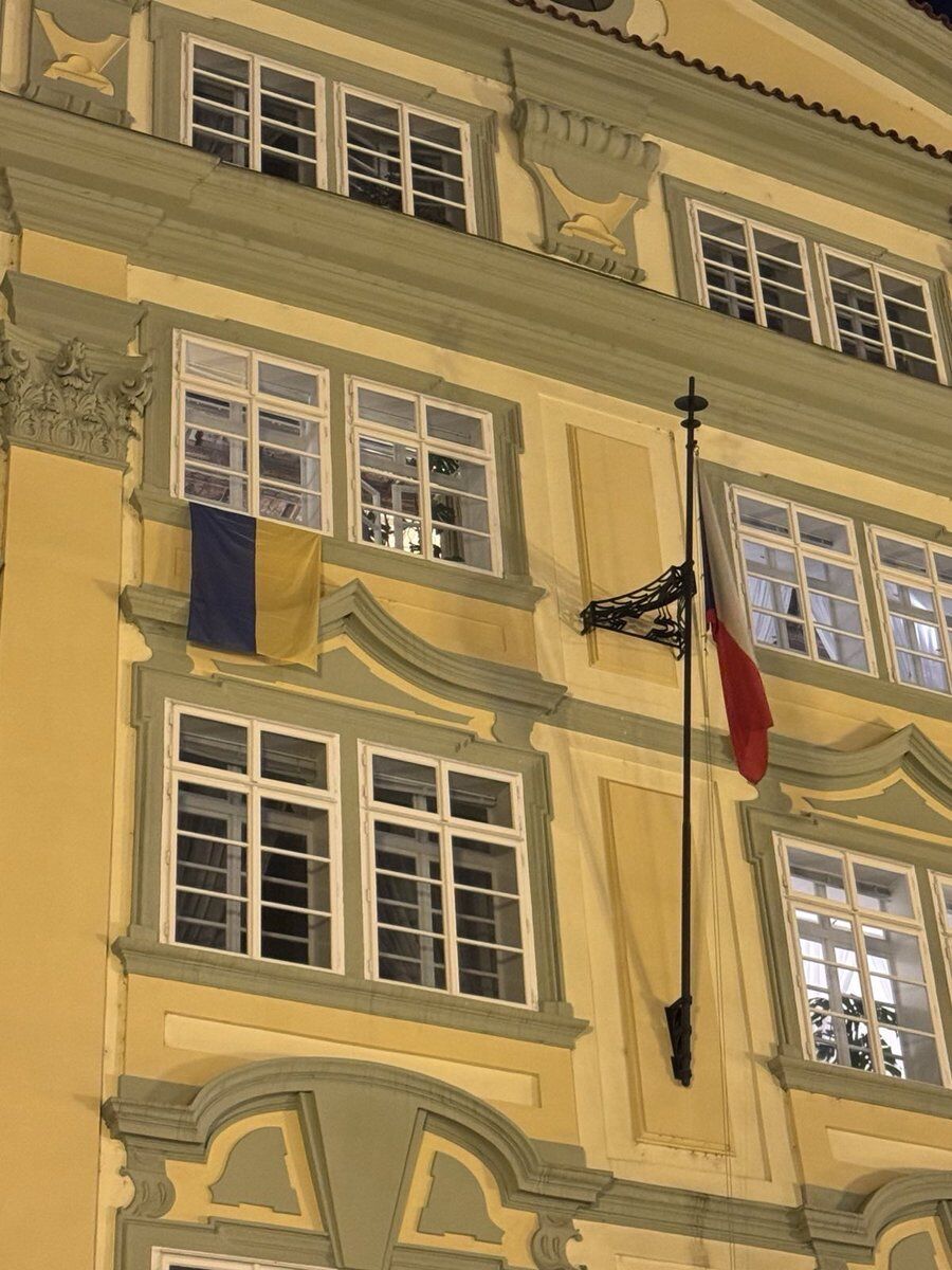 Новый спикер парламента Чехии снял со здания флаг Украины: разъяренные депутаты повесили три новых. Фото и видео