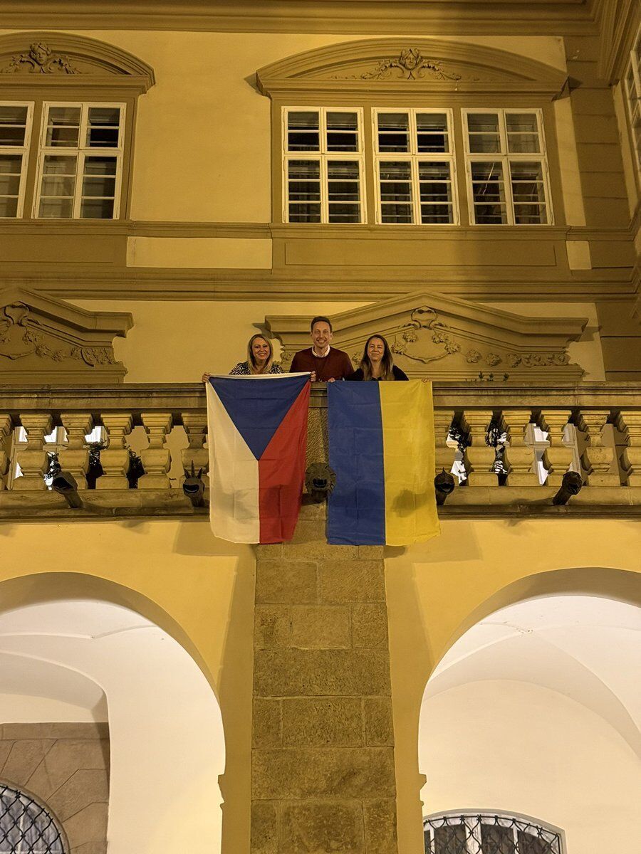 Новый спикер парламента Чехии снял со здания флаг Украины: разъяренные депутаты повесили три новых. Фото и видео