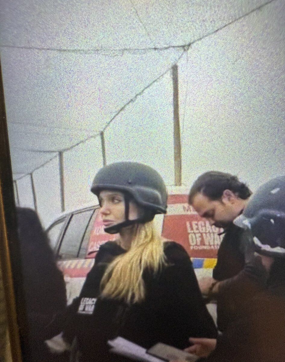"Фото года". Анджелина Джоли в противодроновом тоннеле на Херсонщине стала сенсацией в сети