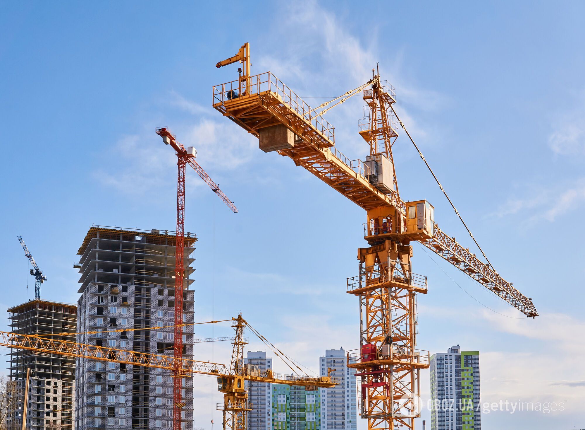 Через війну росіяни не можуть виплачувати іпотеки, а нових кредитів їм не дають: будівництва зупиняються, бо немає грошей