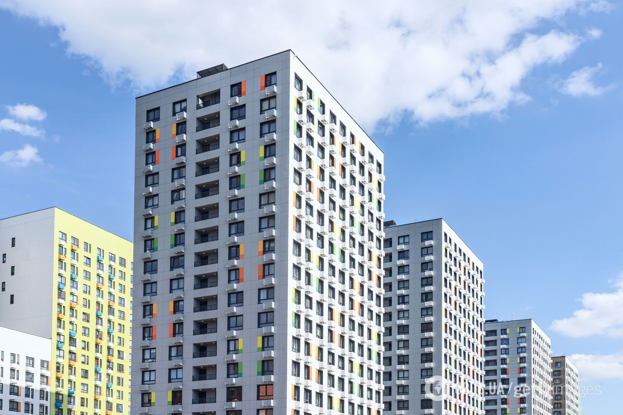 Через війну росіяни не можуть виплачувати іпотеки, а нових кредитів їм не дають: будівництва зупиняються, бо немає грошей