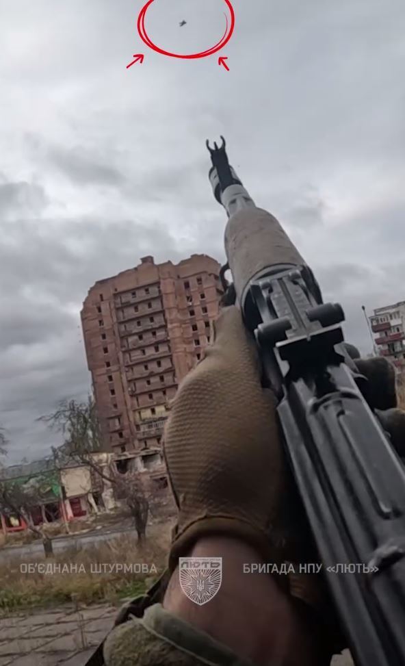 "Метко, быстро, профессионально": украинские военные в Константиновке подбили вражеский FPV-дрон, который пытался попасть в машину. Видео