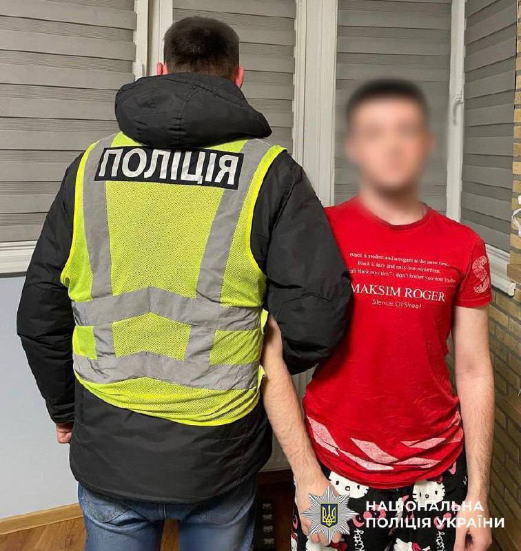 У Києві хлопець у формі поліції співав російські пісні: хотів хайпу та більше підписників. Фото