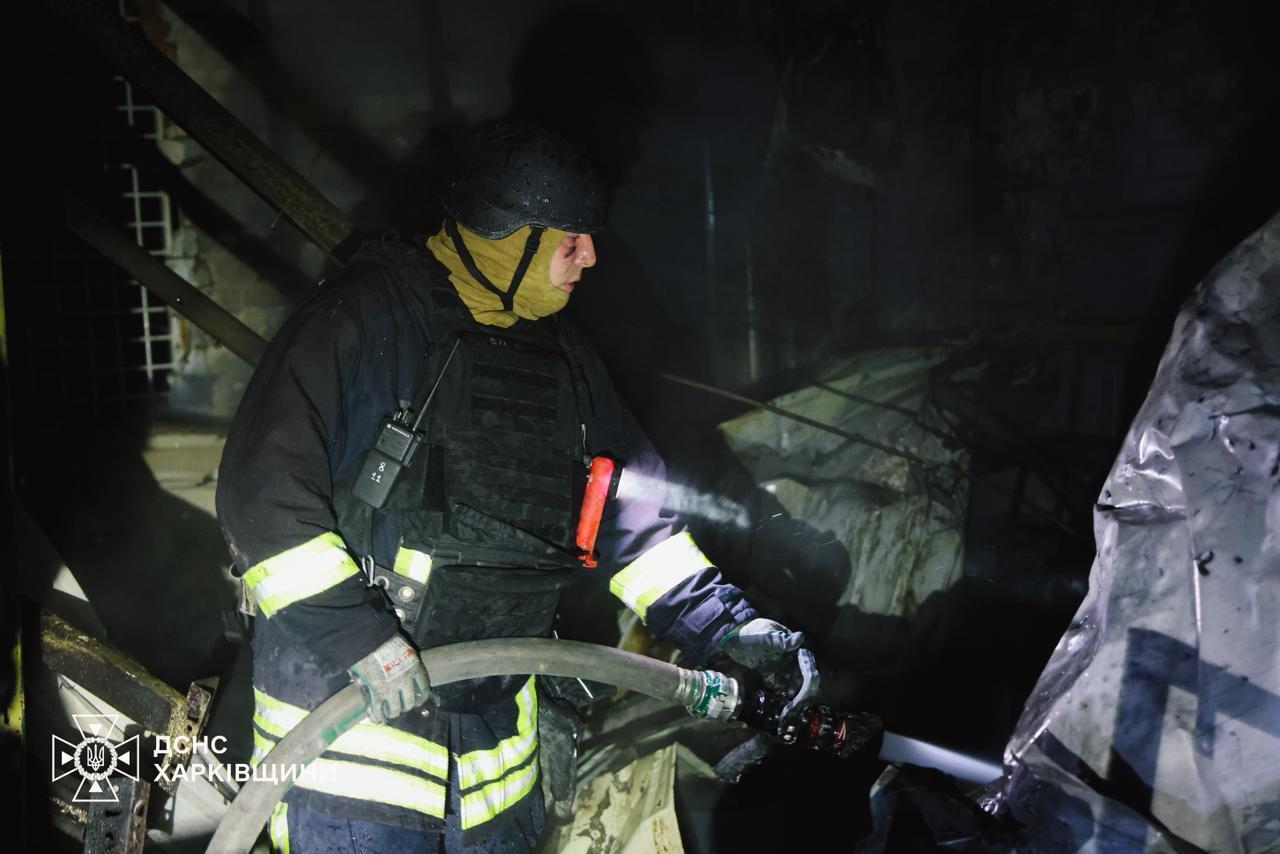 По Чугуєву вдарило понад 10 російських дронів: пошкоджені підприємство і навчальний заклад. Фото