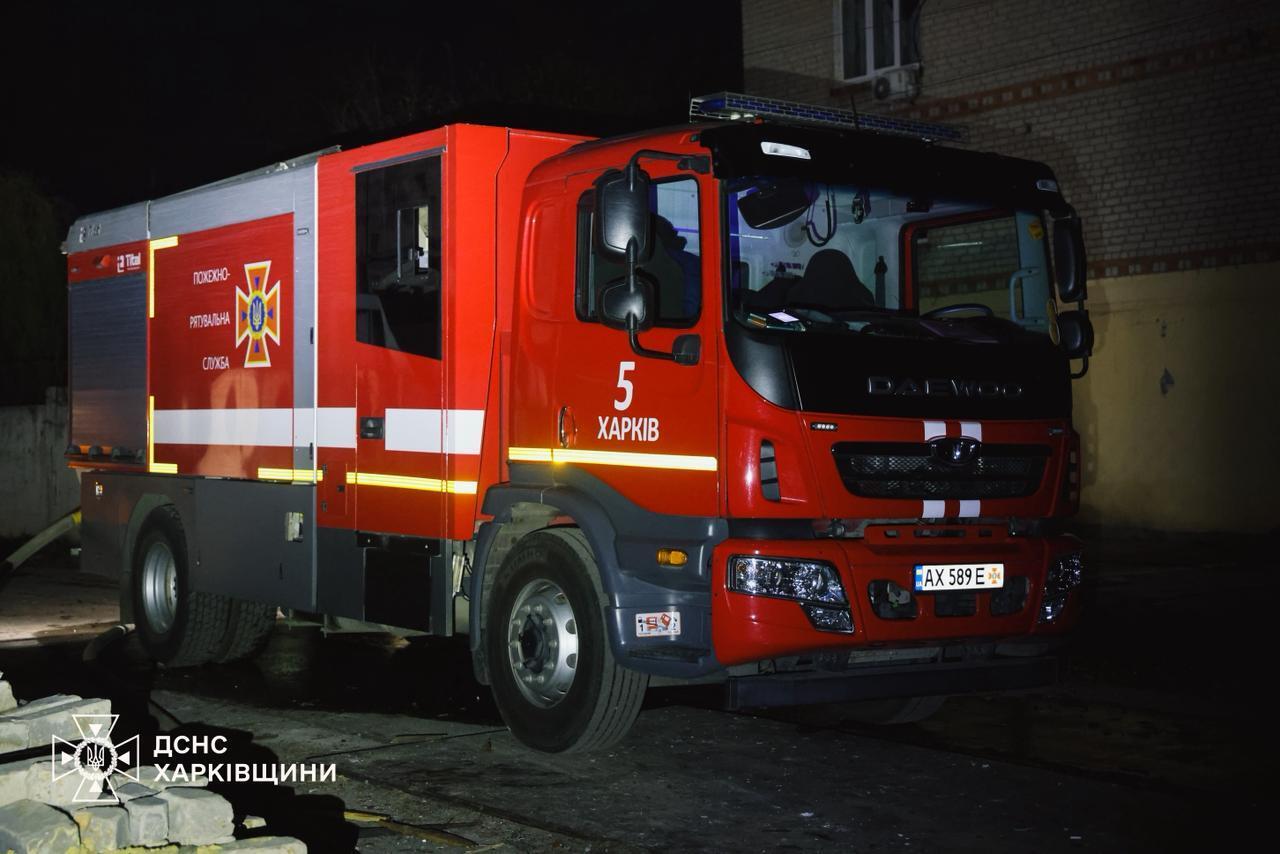 По Чугуєву вдарило понад 10 російських дронів: пошкоджені підприємство і навчальний заклад. Фото