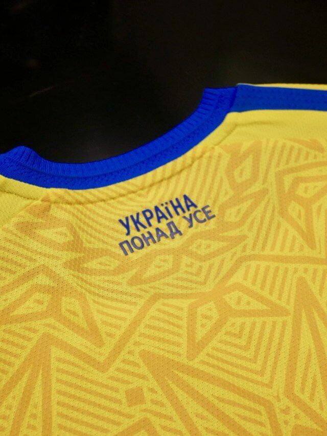С формы сборной Украины убрали слоган "Україна понад усе", который запретил УЕФА. Фотофакт