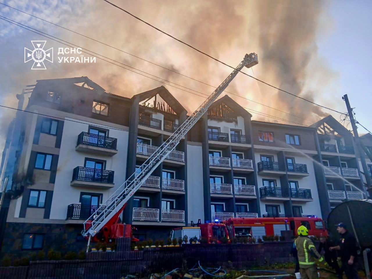 В Буковеле горел отель: из здания эвакуировали 70 человек. Фото и видео