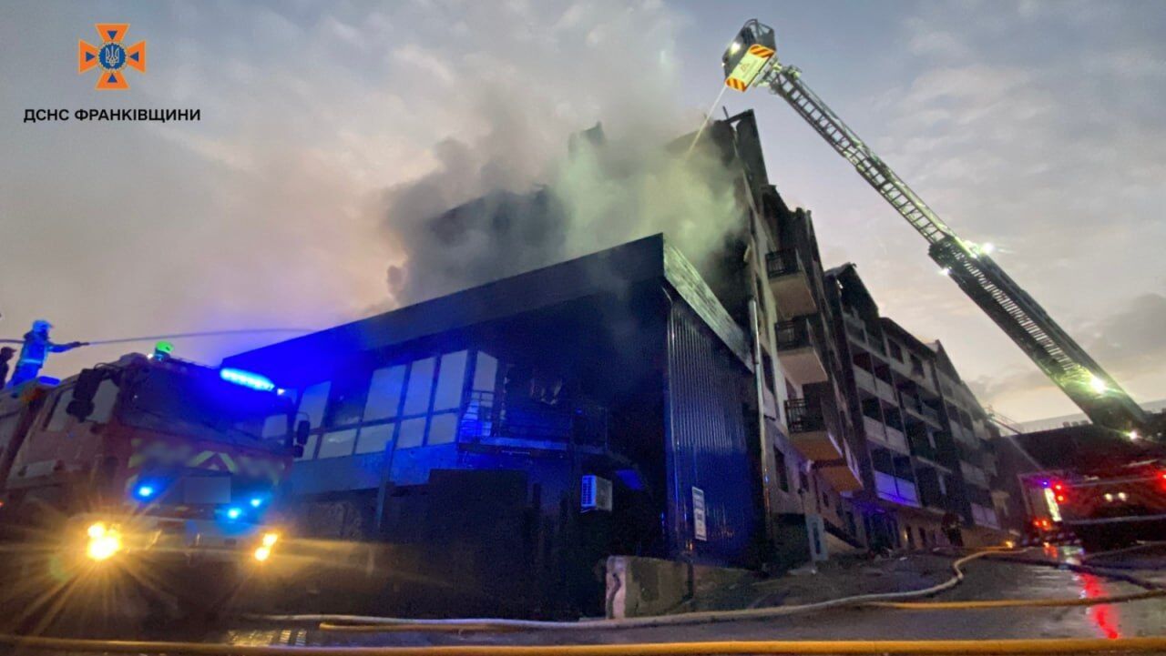 В Буковеле горел отель: из здания эвакуировали 70 человек. Фото и видео