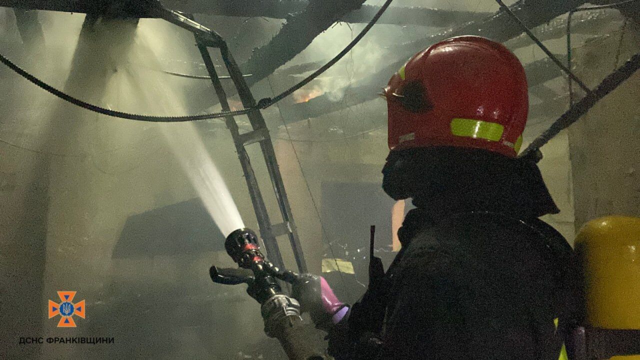 В Буковеле горел отель: из здания эвакуировали 70 человек. Фото и видео