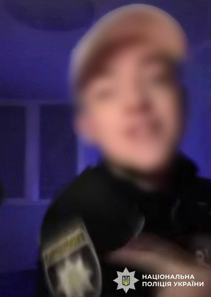 У Києві хлопець у формі поліції співав російські пісні: хотів хайпу та більше підписників. Фото