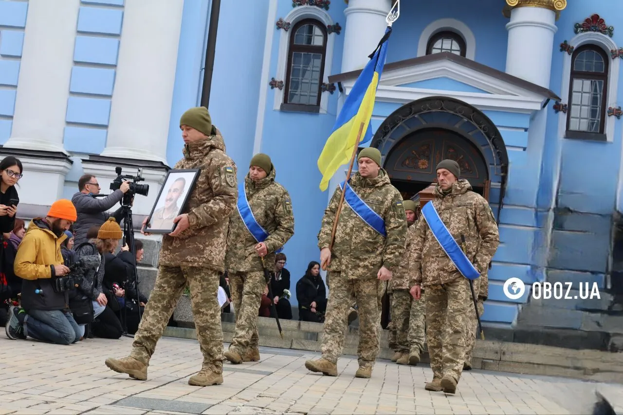 У Києві попрощалися з військовим, учасником проєкту Ukraїner Костянтином Гузенком. Фото та відео