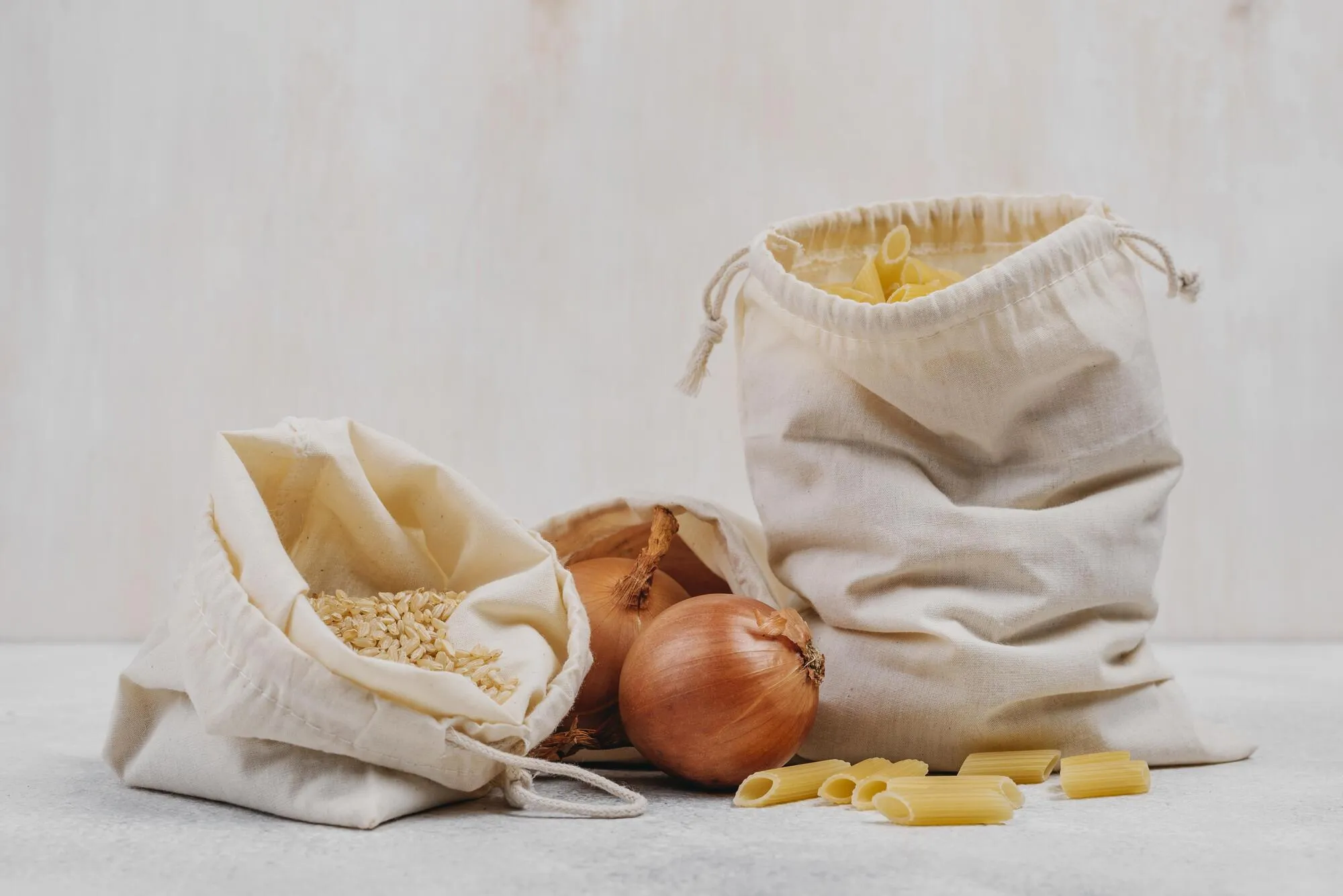 Не храните лук и чеснок в холодильнике: какое место лучше выбрать