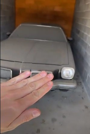 Мужчина купил заброшенный склад за 500 долл., а получил невероятный автосюрприз