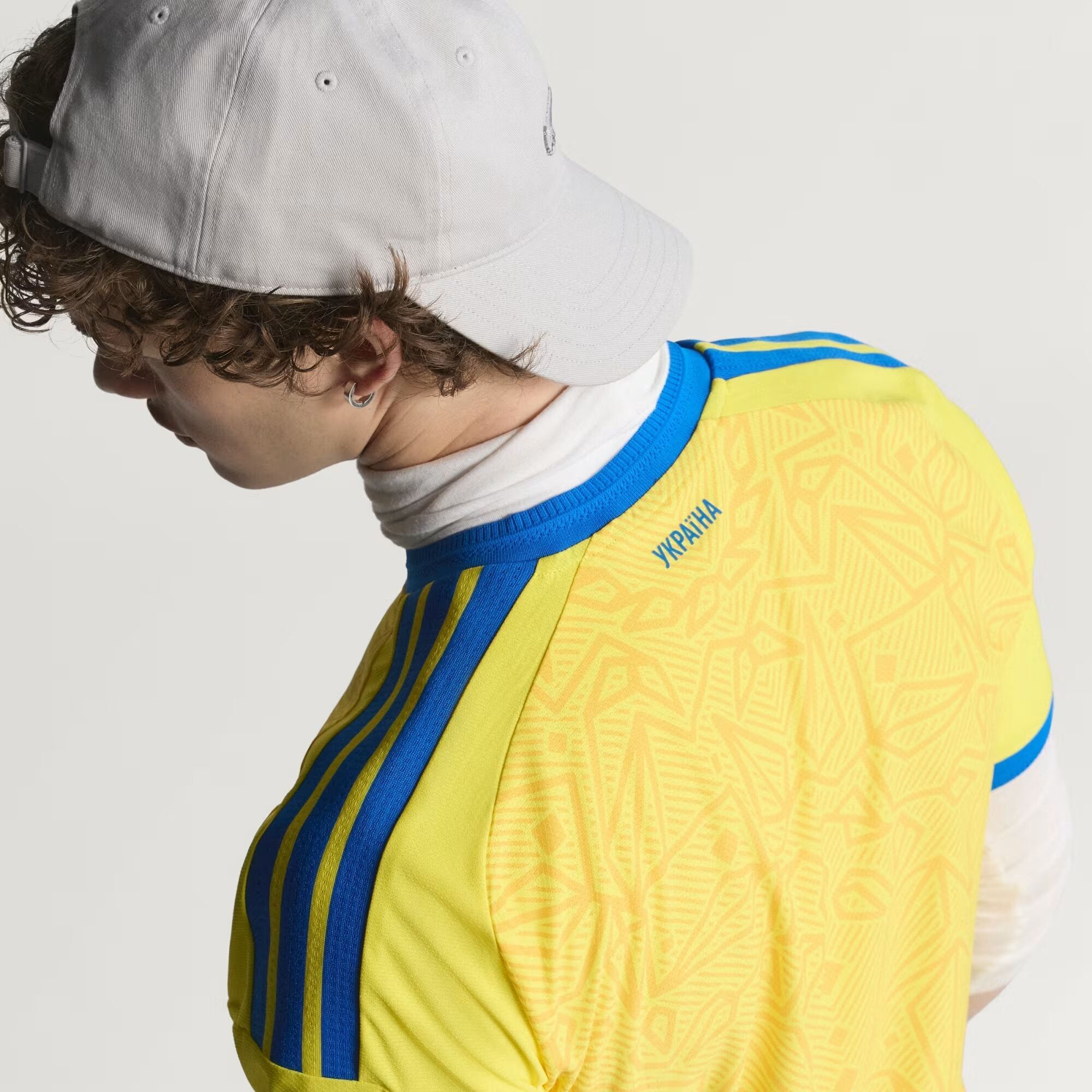С формы сборной Украины убрали слоган "Україна понад усе", который запретил УЕФА. Фотофакт
