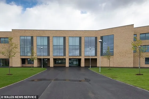 Дети плохо учились, срывали уроки. Как "директор из ада" вывел проблемную школу в Британии на новый уровень и в чем его феномен