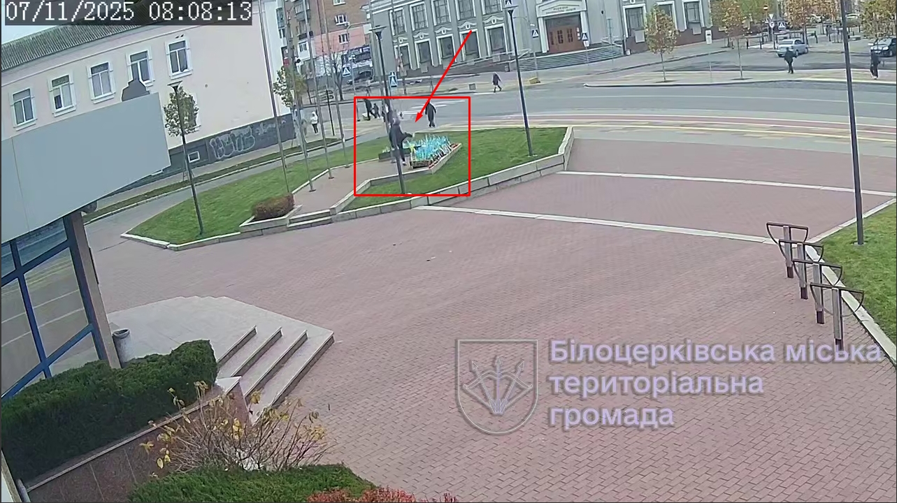 На Київщині чоловік ногами збив прапорці з іменами Героїв у центрі міста. Відео