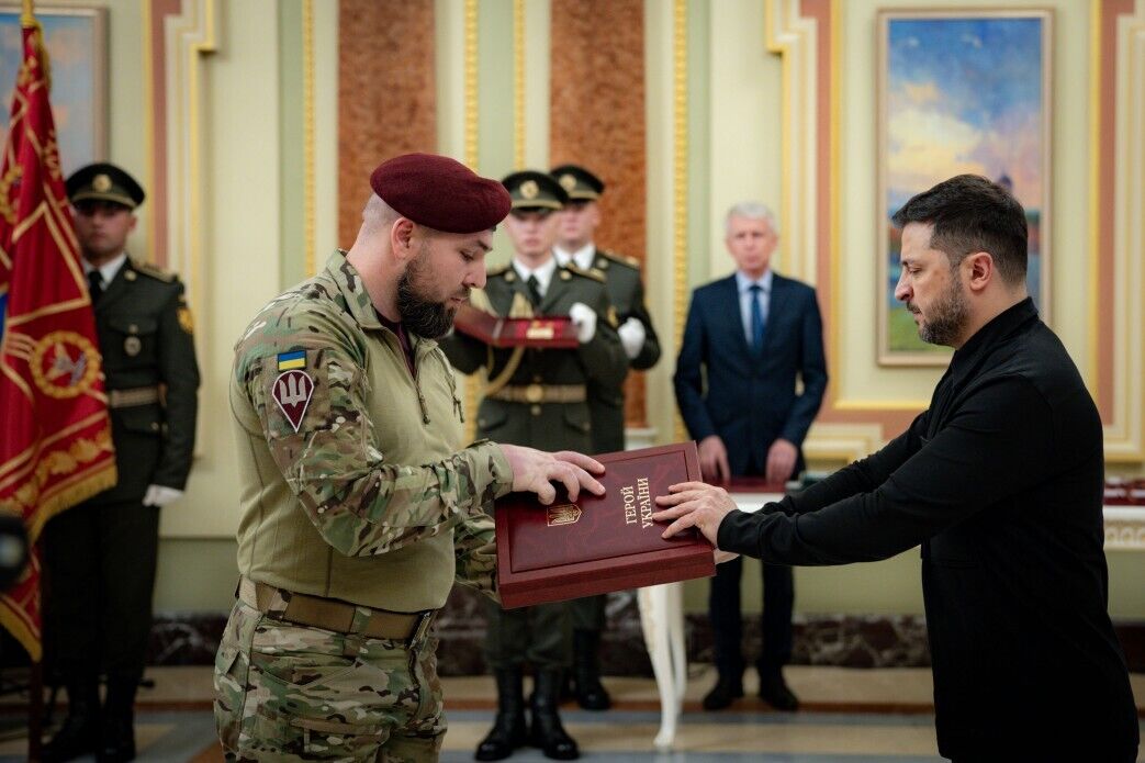 "Это наша гордость и наша независимость": Зеленский отметил воинов ДШВ государственными наградами. Фото и видео