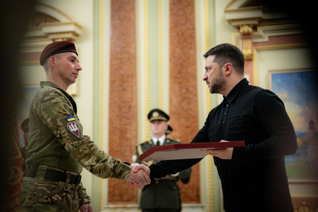 "Это наша гордость и наша независимость": Зеленский отметил воинов ДШВ государственными наградами. Фото и видео
