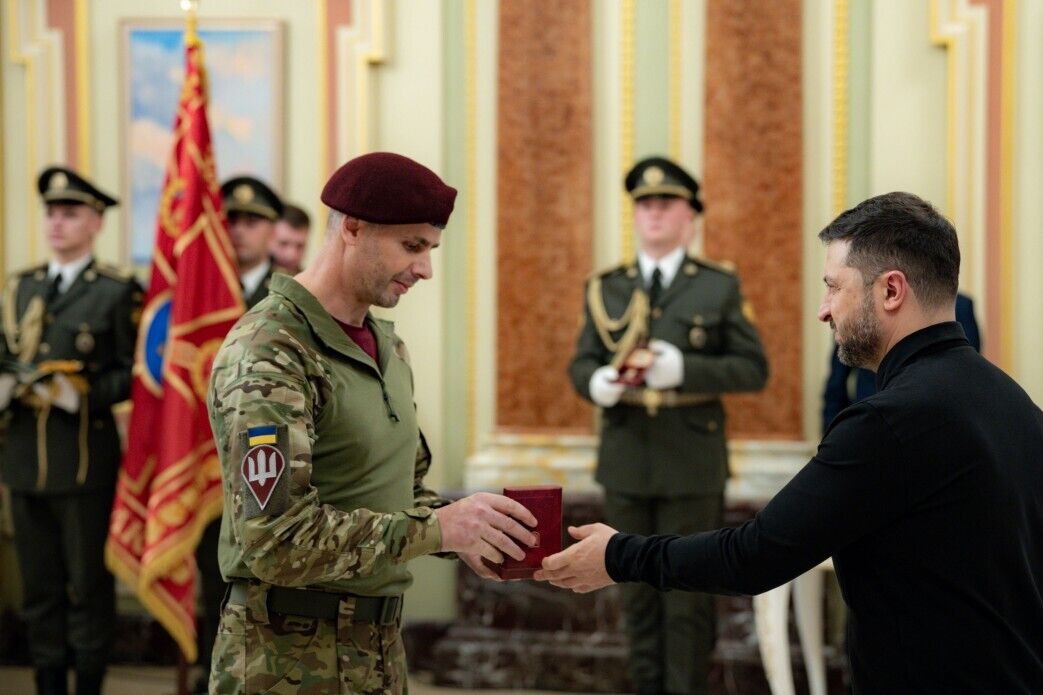 "Это наша гордость и наша независимость": Зеленский отметил воинов ДШВ государственными наградами. Фото и видео