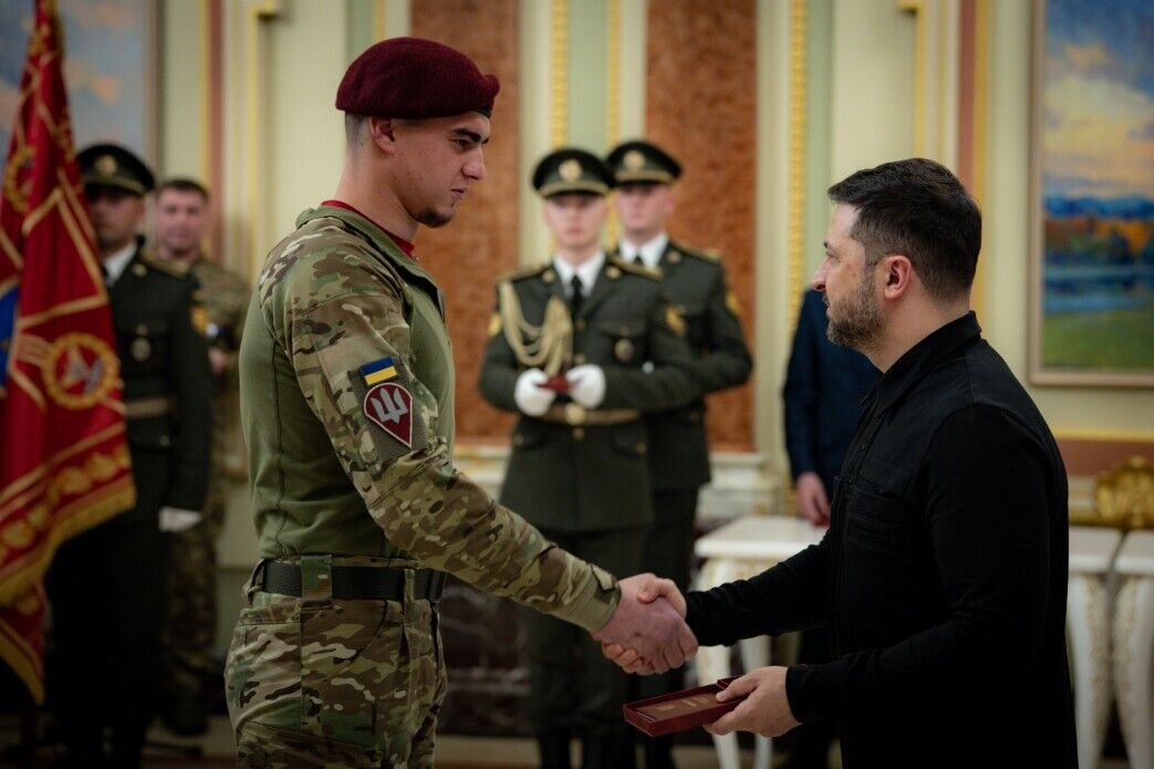 "Это наша гордость и наша независимость": Зеленский отметил воинов ДШВ государственными наградами. Фото и видео