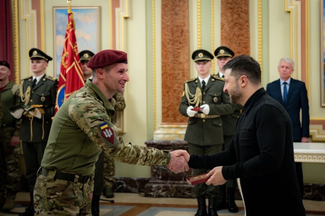 "Это наша гордость и наша независимость": Зеленский отметил воинов ДШВ государственными наградами. Фото и видео