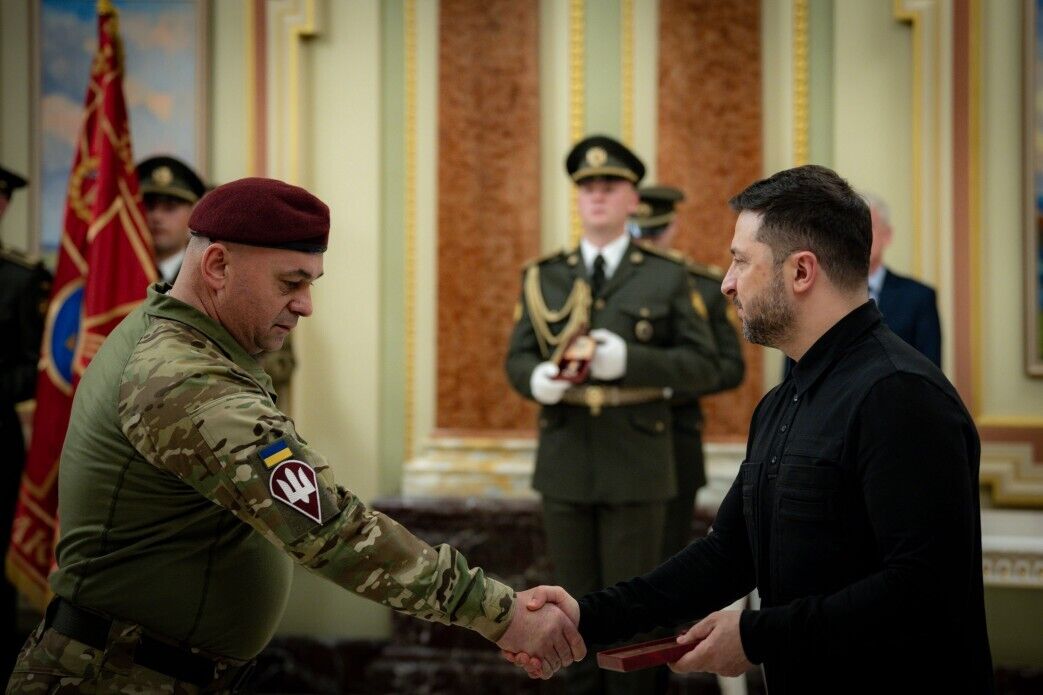 "Это наша гордость и наша независимость": Зеленский отметил воинов ДШВ государственными наградами. Фото и видео